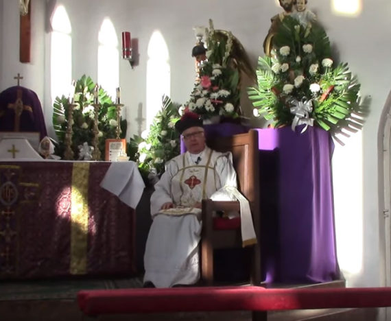 San Jose, de la familia real de David, te da a Jesus recien nacido en tus brazos